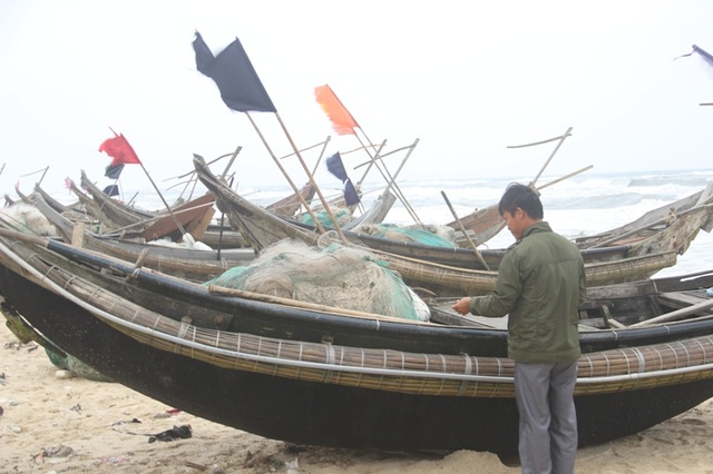 Ngư dân Quảng Trị tưng bừng mở hội cầu mùa đầu năm - 5 Ngư dân chuẩn bị thuyền lưới để bước vào vụ đánh bắt mới