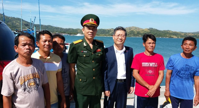 Philippines tổ chức đưa ngư dân và tàu cá Việt Nam về nước - 1
Đại sứ Lý Quốc Tuấn và Đại tá Nguyễn Văn Hùng-Tùy viên QP tại Philippines (thứ 3 và thứ 4 từ phải sang) gặp gỡ, động viên các ngư dân.