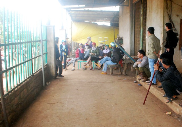 Vụ chủ thu mua cà phê “mất tích”: “Người mất tích” bất ngờ xuất hiện - 1
Người dân kéo đến chủ cơ sở thu mua Tam đòi nợ