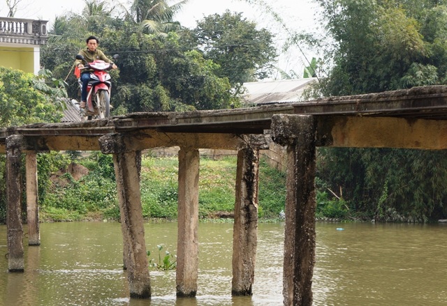 “Đánh cược” mạng sống trên cây cầu gần 40 năm tuổi - 5 “Đánh cược” mạng sống trên cây cầu gần 40 năm tuổi - 5