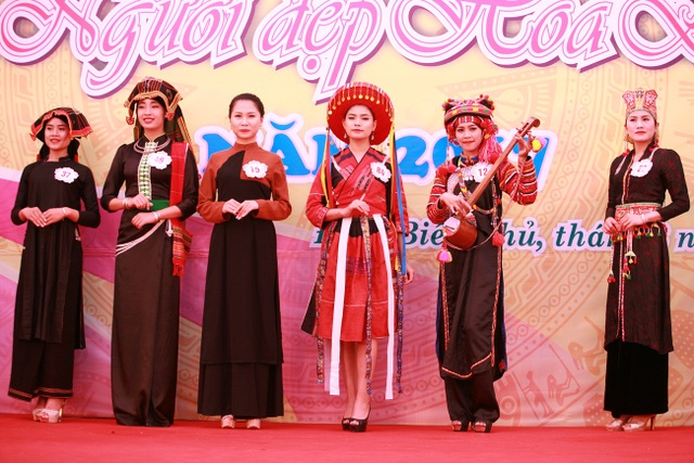 Ngắm những nhan sắc núi rừng lần đầu tranh tài “Người đẹp Hoa Ban” - 1 Dàn thí sinh Người đẹp Hoa Ban trải qua phần thi trang phục truyền thống trong ngày 13/3.