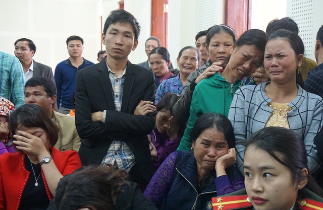 Mời ăn còn bị đâm, ông chủ quán bún đuổi đánh người đến chết - 3 Người thân và hàng xóm bật khóc khi tòa phạt tù các bị cáo tội giết người.