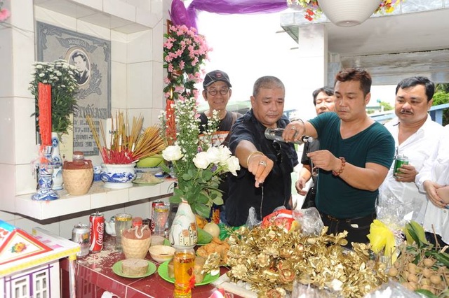 
Hàng năm, đến ngày giỗ của anh, các diễn viên bạn bè cùng thời như Lê Tuấn Anh, Lý Hùng, Vân Anh... vẫn tụ họp và gặp gỡ nhau khi nhớ về người bạn một thời gắn bó.
