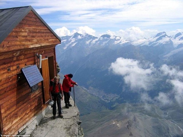 "Sởn da gà" với những du khách thích "đùa giỡn với tử thần" - 11 Solvay Hut nằm trên núi Matterhorn ở Thụy Sỹ, với độ cao 13.000 feet so với mực nước biển, là nơi trú chân của những du khách ưa mạo hiểm.