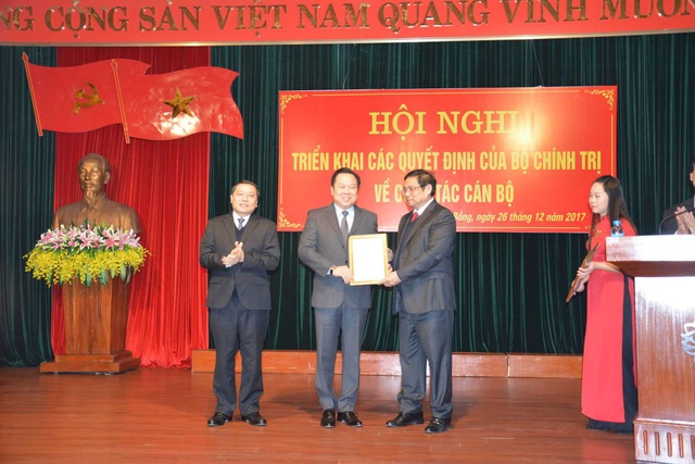 Nguyên Bí thư Tỉnh ủy Cao Bằng nhận chức vụ mới - 1 Ông Nguyễn Hoàng Anh (giữa) nhận quyết định phân công của Bộ Chính trị, thôi giữ chức Bí thư tỉnh ủy Cao Bằng để làm Chủ tịch UB Quản lý vốn Nhà nước trong các doanh nghiệp (ảnh: Đất Việt).