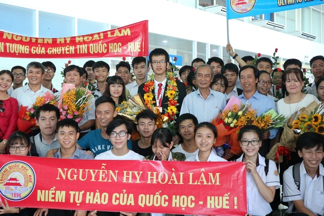 Huy chương đồng Olympic Tin học Quốc tế bị chảy máu cam vẫn cố gắng làm hết bài thi - 3 Hoài Lâm tại sân bay quốc tế Phú Bài dưới sự chào đón của bạn bè và thầy cô