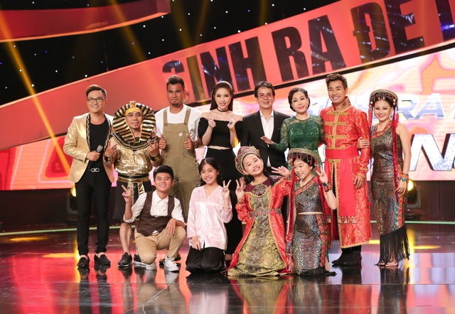 Vượt mặt Phạm Văn Mách, Nguyên Khang đoạt quán quân "Sinh ra để toả sáng" - 5 Tân quán quân chụp ảnh kỷ niệm cùng BGK và các thí sinh trong top 4.