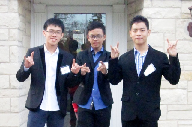 Nam sinh xứ Nghệ giành 4 học bổng Đại học Mỹ - 2 Cảnh Hào (ngoài cùng bên trái) trong thời gian tham gia chương trình Thủ lĩnh thanh niên ASEAN tại Mỹ năm 2015.