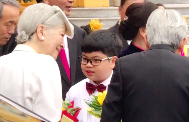 Cậu bé Việt có vinh dự tặng hoa Nhà vua và Hoàng hậu Nhật là ai? - 2 Hoàng hậu Nhật thân thiện trò chuyện với cậu bé Như Khôi