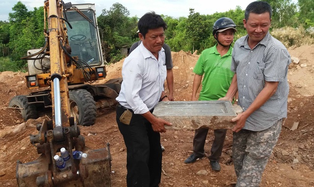 Khởi kiện công ty san ủi lăng mộ vợ vua Tự Đức ở dự án bãi đỗ xe - 6 Tấm bia đá được tìm thấy