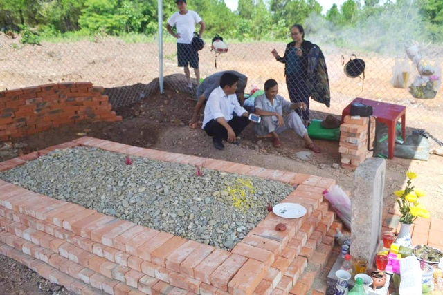 Khởi kiện công ty san ủi lăng mộ vợ vua Tự Đức ở dự án bãi đỗ xe - 9 Phía Nguyễn Phúc Tộc yêu cầu giữ lại ngôi lăng mộ vợ vua Tự Đức tại chỗ cũ, nếu không sẽ gửi đơn kiện, gửi đơn lên Thủ tướng và UNESCO. Trong ảnh là ngôi mộ tạm được dòng họ Nguyễn Phúc Tộc xây tạm tại vị trí huyệt mộ cũ bị Dự án Bãi đỗ xe lăng Tự Đức - lăng Đồng Khánh san lấp