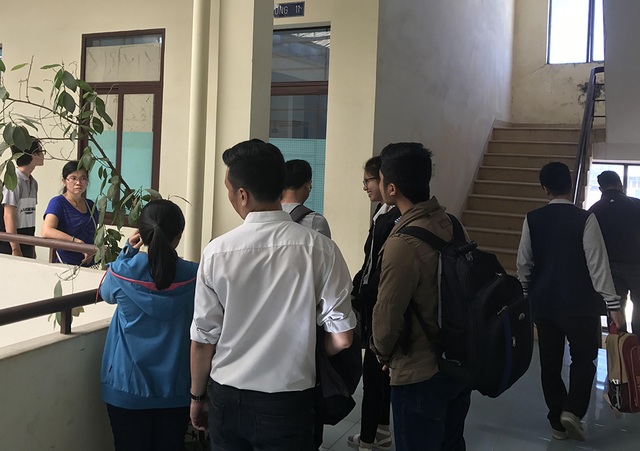 Hàng loạt tòa đình chỉ giải quyết vụ ĐH Tân Tạo kiện đòi học bổng - 1 Sinh viên và phụ huynh bị trường ĐH Tân Tạo kiện đến một toà ở TP.HCM giải quyết các quyền lợi liên quan