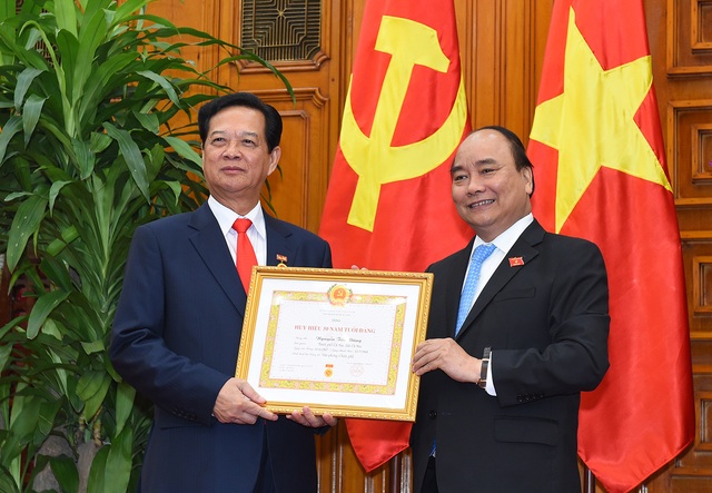 
Thủ tướng trao huy hiệu 50 năm tuổi Đảng cho nguyên Thủ tướng Nguyễn Tấn Dũng (ảnh: VGP)
