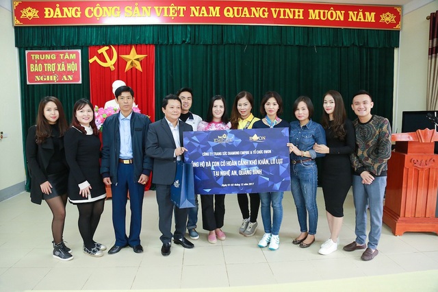 Hoa hậu quý bà thăm và tặng quà cho các hoàn cảnh khó khăn tại Nghệ An - 3 Hoa hậu Đinh Hiền Anh, Á hoàng quyền năng Lưu Lan Anh ủng hộ bà con có hoàn cảnh khó khăn, lũ lụt tại Nghệ An, Quảng Bình.