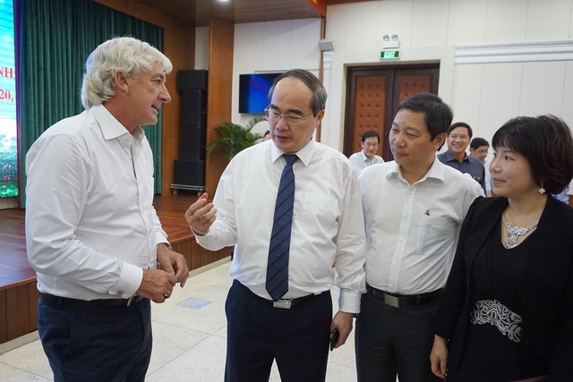 Cơ chế đặc thù và đô thị thông minh giúp TPHCM "chạy" nhanh hơn - 1 Bí thư Thành ủy TPHCM Nguyễn Thiện Nhân trao đổi với các chuyên gia bên lề hội nghị