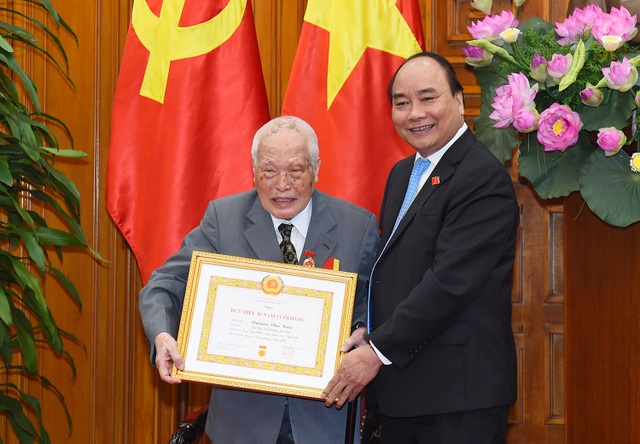 Thủ tướng trao huy hiệu 50 năm tuổi Đảng cho người tiền nhiệm Nguyễn Tấn Dũng - 1
Thủ tướng Nguyễn Xuân Phúc trao Huy hiệu 80 năm tuổi Đảng cho nguyên Bí thư Trung ương Đảng Nguyễn Văn Trân (ảnh: VGP)