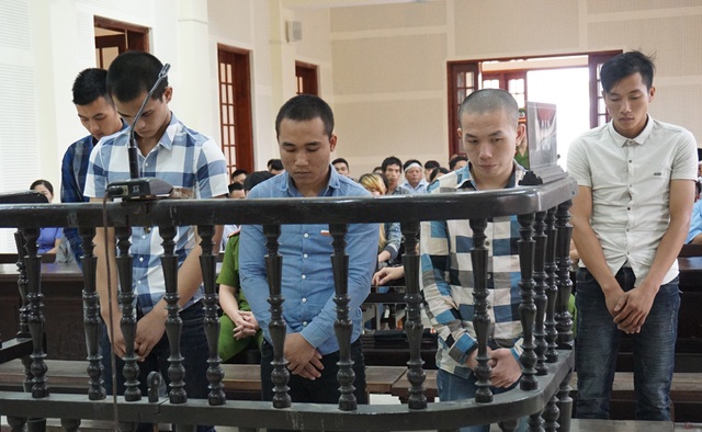 Nguyễn Xuân Sang (áo xanh) cùng Lê Đình Hoàng và Trần Ngọc Tài (hàng 1) tại phiên tòa
