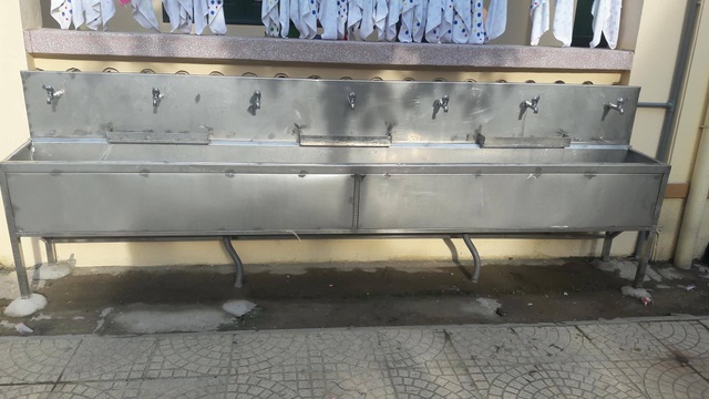 Học sinh trái tuyến bị “ép” đóng khoản “ủng hộ trái tuyến”? - 1 Chậu inox phục vụ học sinh được trường mua với giá 11 triệu đồng từ tiền xã hội hóa