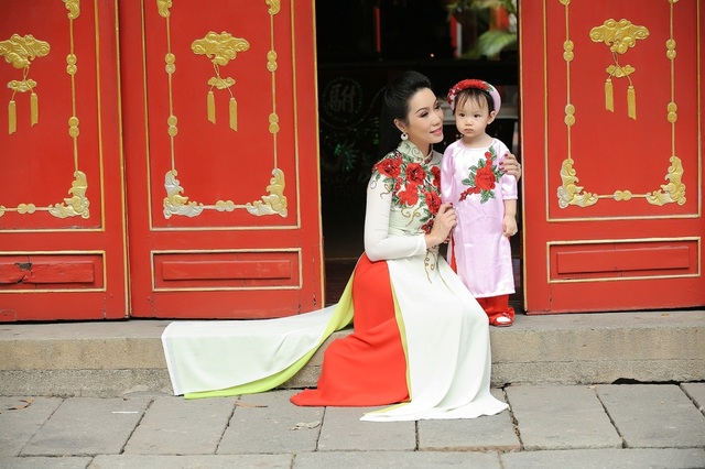 Trịnh Kim Chi duyên dáng đi lễ chùa đầu năm cùng con gái - 5 Hai mẹ con cùng xuất hiện trong tà áo dài tông xuyệt tông đáng yêu và cuốn hút