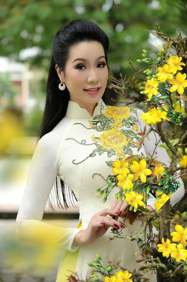 Trịnh Kim Chi duyên dáng đi lễ chùa đầu năm cùng con gái | Báo Dân trí