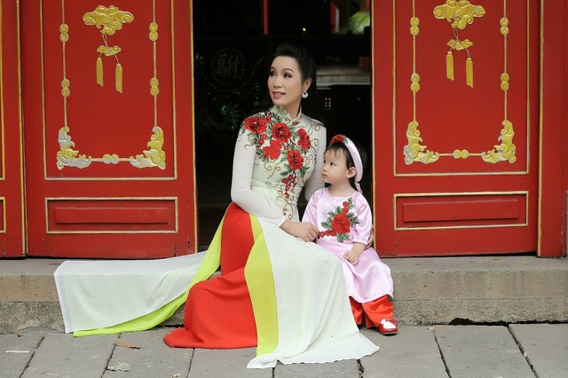 Trịnh Kim Chi duyên dáng đi lễ chùa đầu năm cùng con gái - 4
Tuy nhiên, với nhan sắc trẻ trung, luôn chăm chút hình ảnh mỗi khi xuất hiện, á hậu trông vẫn như một bà mẹ trẻ