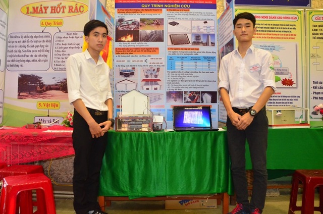 Học sinh “vùng đất học” sáng chế ngôi nhà an toàn chống động đất, bão lũ - 1 Hai em Hoàng Công Phước Khánh và Nguyễn Hữu Hùng bên mô hình ngôi nhà an toàn.
