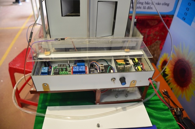 Học sinh “vùng đất học” sáng chế ngôi nhà an toàn chống động đất, bão lũ - 4 Hệ thống vi mạch báo động tự động.