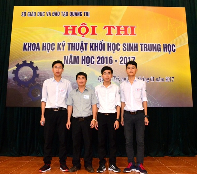 Học sinh “vùng đất học” sáng chế ngôi nhà an toàn chống động đất, bão lũ - 5 Khánh và Hùng cùng với thầy giáo tại cuộc thi Khoa học kỹ thuật khối trung học.