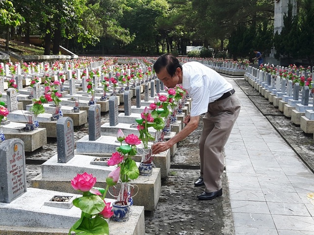 Nhiều phần quà đến với gia đình chính sách, có công trên mảnh “đất thiêng” Quảng Trị - 4 Nhà báo Duy Thảo, Trưởng văn phòng đại diện Báo Dân trí tại Bắc miền Trung dâng hương lên phần mộ tri ân các liệt sĩ