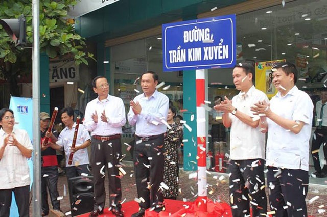 Tri ân nhà báo, liệt sĩ đầu tiên của nền báo chí Cách mạng Việt Nam - 1 Đại diện tỉnh Hà Tĩnh, huyện Hương Sơn và TTXVN cắt băng khánh thành đường Trần Kim Xuyến.
