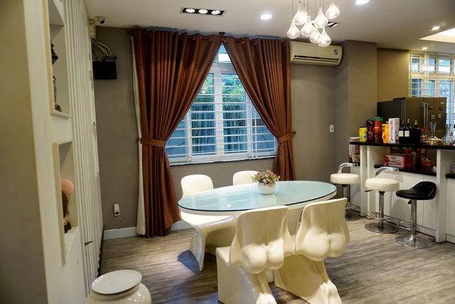 Cận cảnh chốn đi về bình yên "xanh mát" của ca sĩ Cao Thái Sơn - 9 Nhà bếp và phòng ăn được trang trí bằng bộ bàn ăn, ghế ăn có thiết kế độc đáo