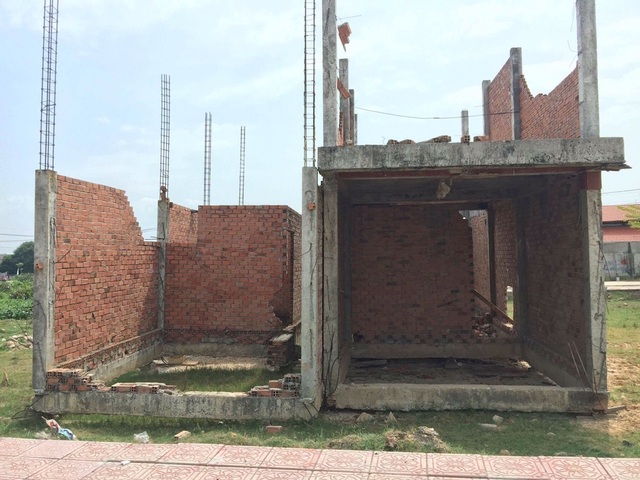 Tách thửa 2.000 m2 phải lập dự án: Phân lô, bán nền hết đất sống? - 3 Những căn nhà hộp diêm mọc đầy sau khi lách quy định về tách thửa