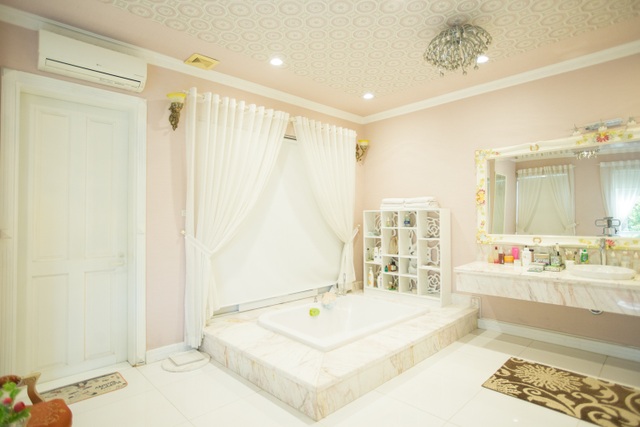 Ngắm biệt thự sân vườn hoành tráng - "chốn bình yên đi về" của Hồ Quỳnh Hương - 15 Không gian phòng tắm sang trọng, lịch sự.