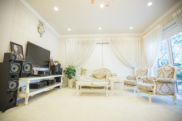 Ngắm biệt thự sân vườn hoành tráng - "chốn bình yên đi về" của Hồ Quỳnh Hương - 6 Nội thất trang hoàng theo phong cách cổ điển.