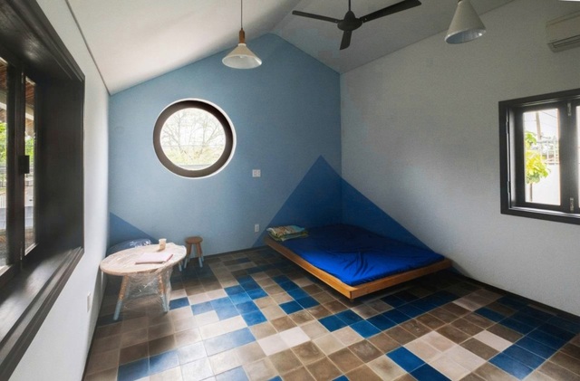 Khá nhiều khung cửa sổ được xếp đặt trong một không gian với ý đồ tận dụng tối đa ánh sáng thiên nhiên.