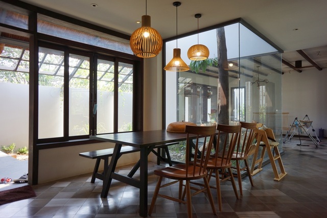 Bếp ăn của gia đình có điểm nhấn với tầm nhìn thẳng ra vườn. Lấy tông màu nâu và ánh sáng ấm làm chủ đạo, phòng bếp hoàn toàn gợi về không gian của làng quê xưa.