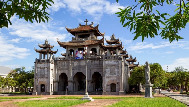 Chiêm ngưỡng vẻ đẹp những nhà thờ nổi tiếng nhất Việt Nam - 8 Tất cả các công trình của nhà thờ đá Phát Diệm được bố trí trên một mặt bằng tổng thể hình chữ “Vương”.