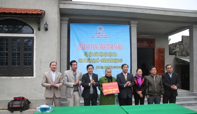 Trao tặng nhà tình nghĩa cho các đối tượng chính sách - 1 Đại diện các đơn vị trao tặng nhà tình nghĩa cho bà Phỉ