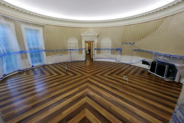 Nhà Trắng tất bật “thay áo mới” nhân lúc Tổng thống Trump đi nghỉ - 1 Tất cả các đồ đạc cùng thảm, rèm và vật trang trí bên trong Phòng Bầu Dục tại Nhà Trắng đã được chuyển đi để phục vụ cho quá trình trùng tu căn phòng này. Quá trình trùng tu sẽ kéo dài trong khoảng thời gian 17 ngày khi Tổng thống Trump nghỉ dưỡng tại sân golf của ông ở Bedminster, bang New Jersey.