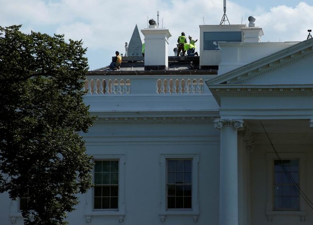 Nhà Trắng tất bật “thay áo mới” nhân lúc Tổng thống Trump đi nghỉ - 7 Các công nhân làm việc ở khu vực trên mái nhà.