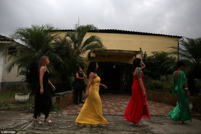 Cuộc thi hoa hậu dành cho các nữ tù nhân khét tiếng ở Brazil - 1
Ngày 23/11, nhà tù nữ giới Talavera Bruce ở Rio de Janeiro đã tổ chức cuộc thi hoa hậu đặc biệt có tên Hoa hậu Talavera Bruce. Đây là cuộc thi nhan sắc thường niên dành cho các nữ tù nhân để họ có cơ hội được diện những bộ trang phục đẹp, trang điểm và làm tóc như các thí sinh trong các cuộc thi sắc đẹp thông thường khác.