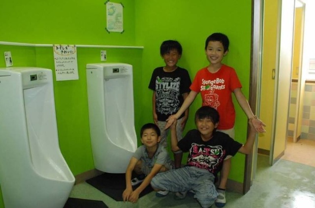 Nhà vệ sinh trường học Nhật Bản
Nhà vệ sinh trường học Nhật Bản là điểm đến thú vị cho những ai quan tâm đến xã hội và văn hoá đất nước này. Các thiết bị hiện đại và hệ thống vệ sinh hiệu quả làm cho nhà vệ sinh trở thành một điểm tự hào của người Nhật. Hãy tận hưởng trải nghiệm này khi đến thăm Nhật Bản.