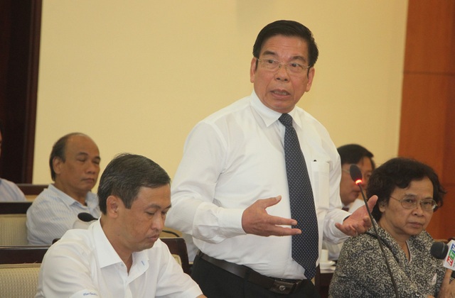 “Giáo viên sống được bằng lương, nhưng sống không yên tâm” - 2 Ông Huỳnh Công Minh, nguyên GĐ Sở GD-ĐT TPHCM cho rằng, các “kỹ sư tâm hồn” của chúng ta đứng trên bục giảng mà đầu óc phải suy nghĩ, lo toan nhiều về đời sống.