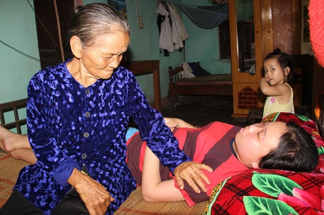 Xót xa nữ sinh 18 tuổi mồ côi bố mẹ nguy kịch vì bệnh lupus ban đỏ - 2 Bà ngoại luôn là người lo lắng, chăm sóc cho hai chị em Linh