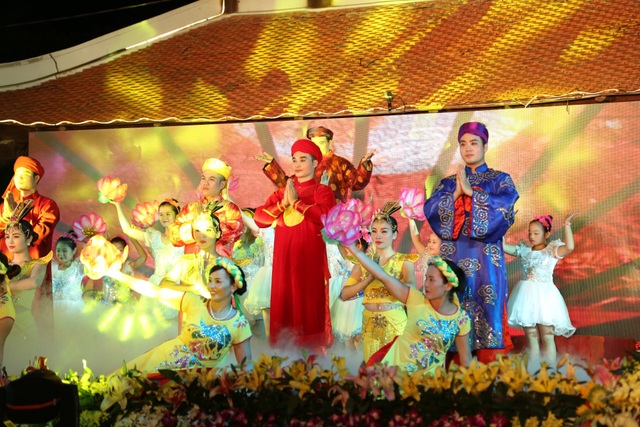 Các nghệ sĩ, nghệ nhân biểu diễn trong lễ khai mạc Liên hoan hát Văn, hát Chầu văn toàn quốc 2017. Ảnh: Q.H