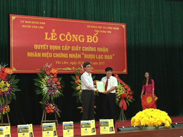 Công bố Nhãn hiệu chứng nhận “Rượu Lạc Đạo” - 1 Cục trưởng Cục Sở hữu trí tuệ Đinh Hữu Phí trao Giấy chứng nhận nhãn hiệu “Rượu Lạc Đạo” cho đại diện UBND huyện Văn Lâm