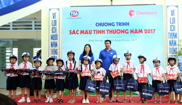 Sơn TOA Việt Nam tiếp tục lan toả “Sắc màu tình thương” - 4 Các em học sinh có hoàn cảnh khó khăn nhận quà từ chương trình