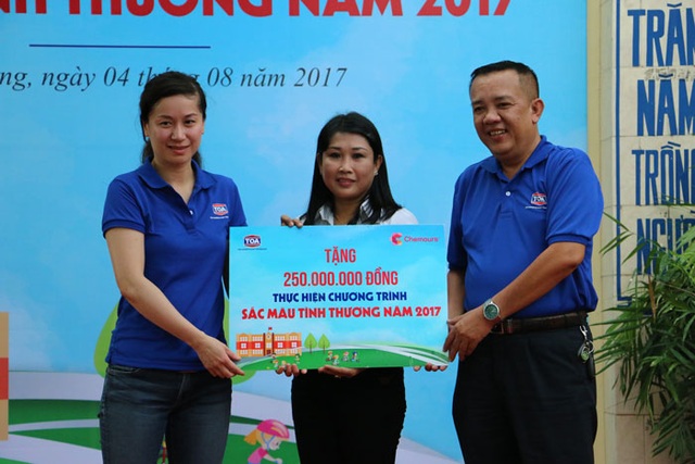 Sơn TOA Việt Nam tiếp tục lan toả “Sắc màu tình thương” - 3 Đại diện nhà trường nhận bảng tài trợ từ Sơn TOA Việt Nam và công ty Chemours TT