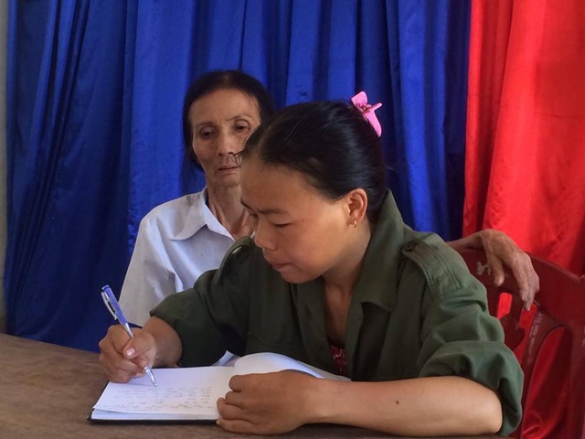 Vụ lấy tiền của người nghèo: "Dân tự hiến, giờ dân đòi thì trả lại" (!) - 2 Sự việc vỡ lở, xã và thôn phải gọi từng hộ dân lên để trả tiền. Dù thế nhưng vị Chủ tịch UBND xã Sơn Bình vẫn biện minh là do các hộ nghèo hiến tiền