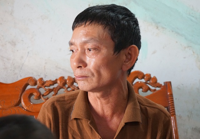 Mắc bệnh bạch cầu cấp, bé 6 tuổi nguy kịch tính mạng - 5 Cái nhìn bất lực của người cha nghèo không có tiền đứa con đi viện.